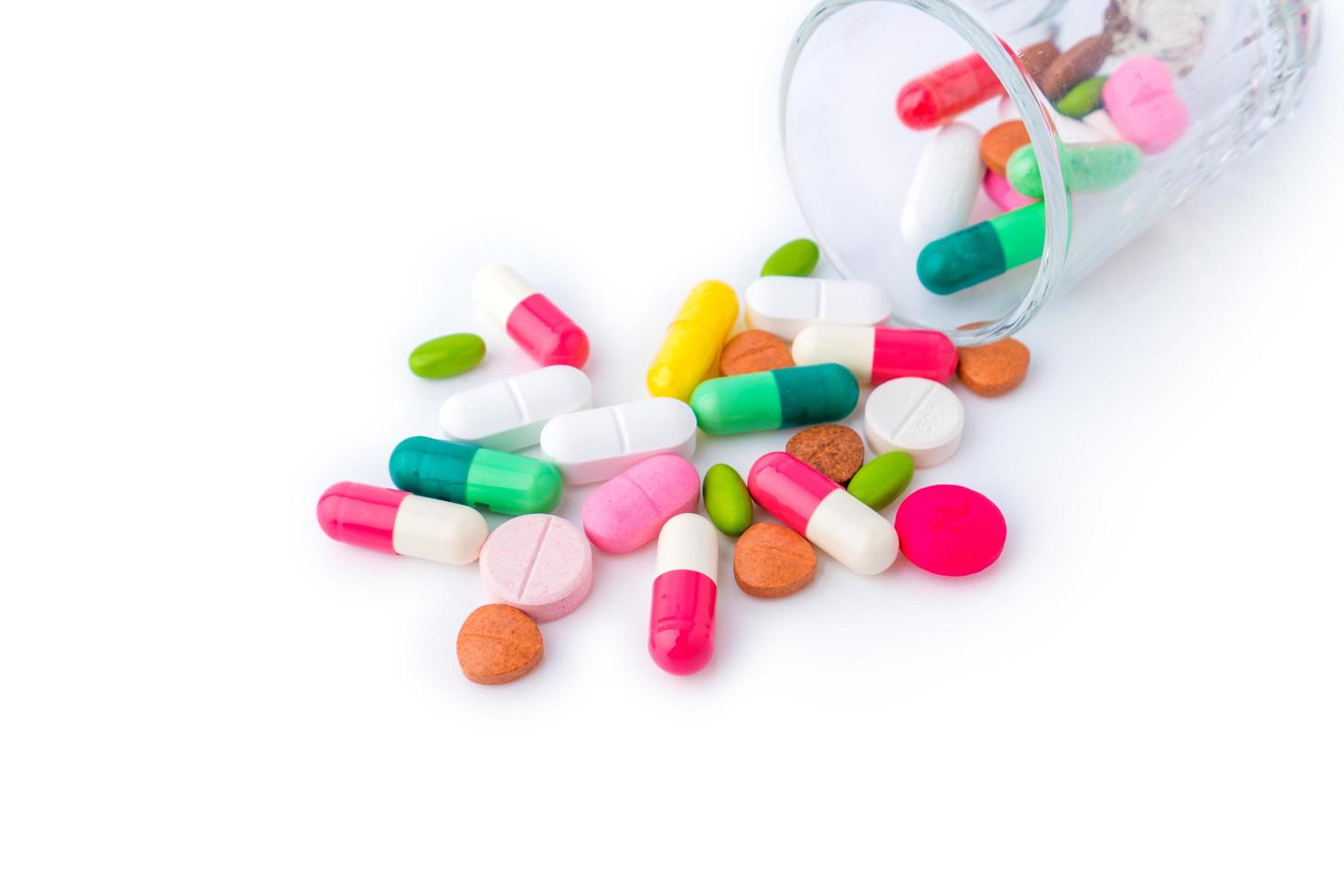 olika tabletter blanda hög droger piller kapslar terapi läkare influensa antibiotika apotek medicin medicinsk på vit bakgrund foto