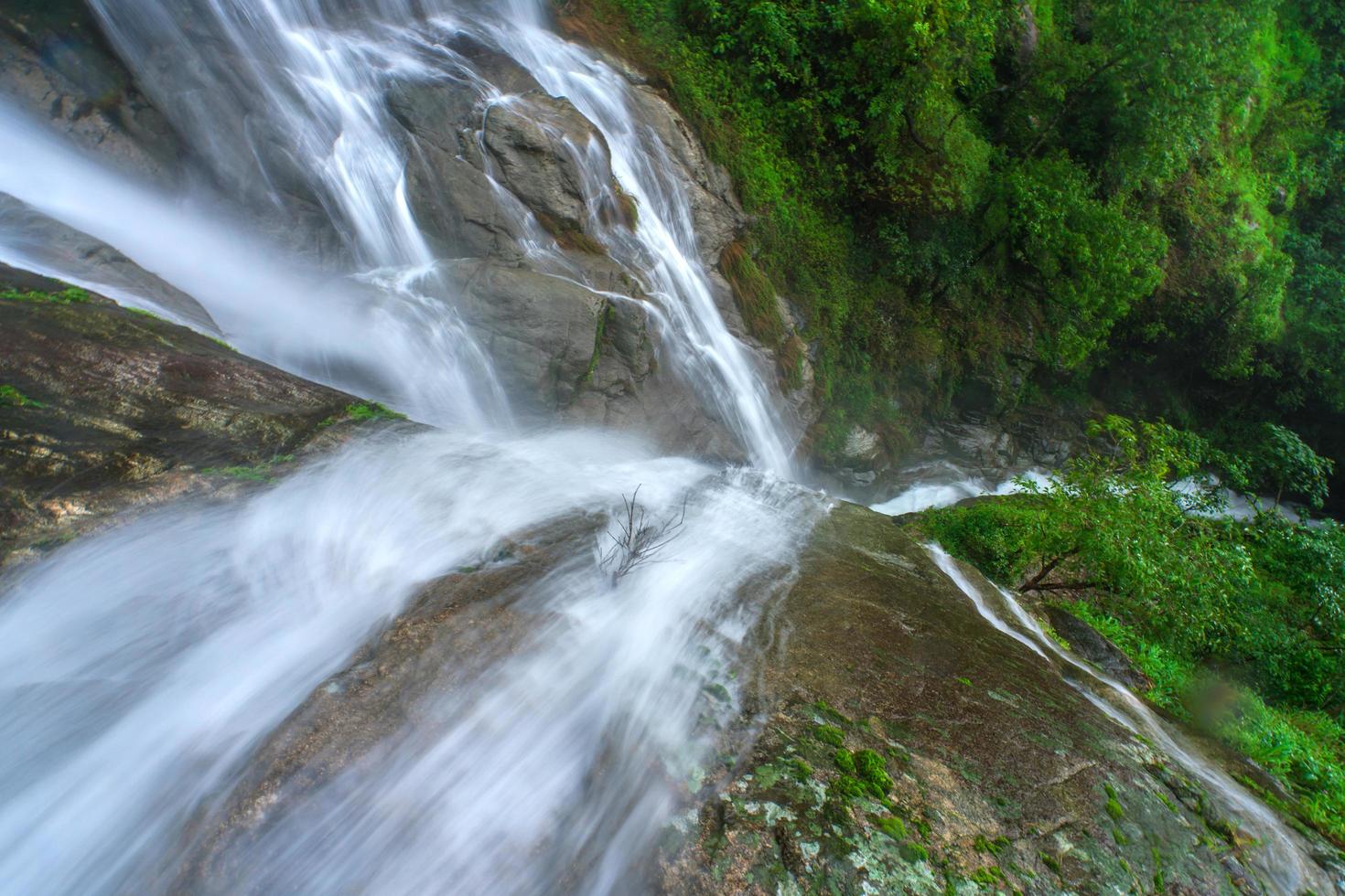 Pitugro vattenfall kallas ofta de hjärtformade vattenfallen umphang, thailand foto