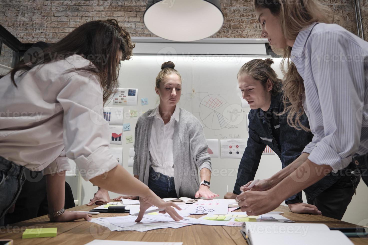 medarbetares team och kollega brainstormade och diskuterade en marknadsföringsstrategi, idésamarbete och affärsprojektplanering vid ett kontors konferensbord på personalmötesarbetsplatsen. foto