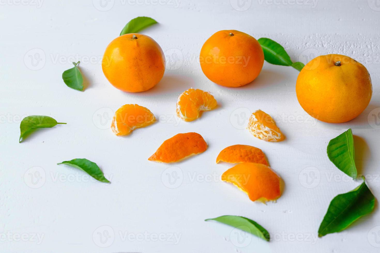 färsk orange frukt på en vit bakgrund foto