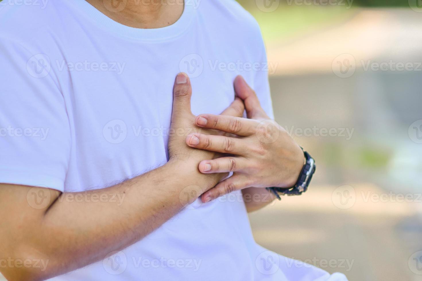 man som lider av hjärtsjukdom får en hjärtattack foto