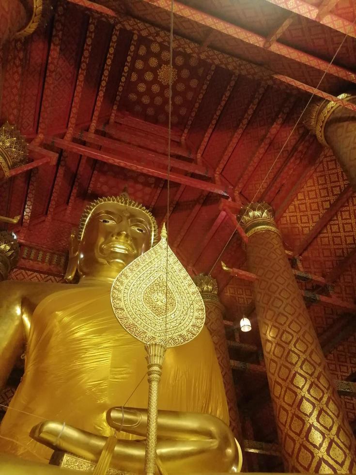 bild av buddha wat panan choeng guld färg illustration vackra thailand meditera buddhism foto