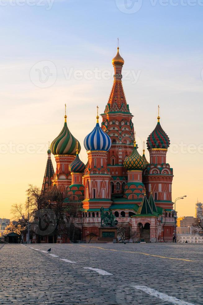 saint basil katedralen vid röda torget under soluppgången i Moskva i Ryssland foto