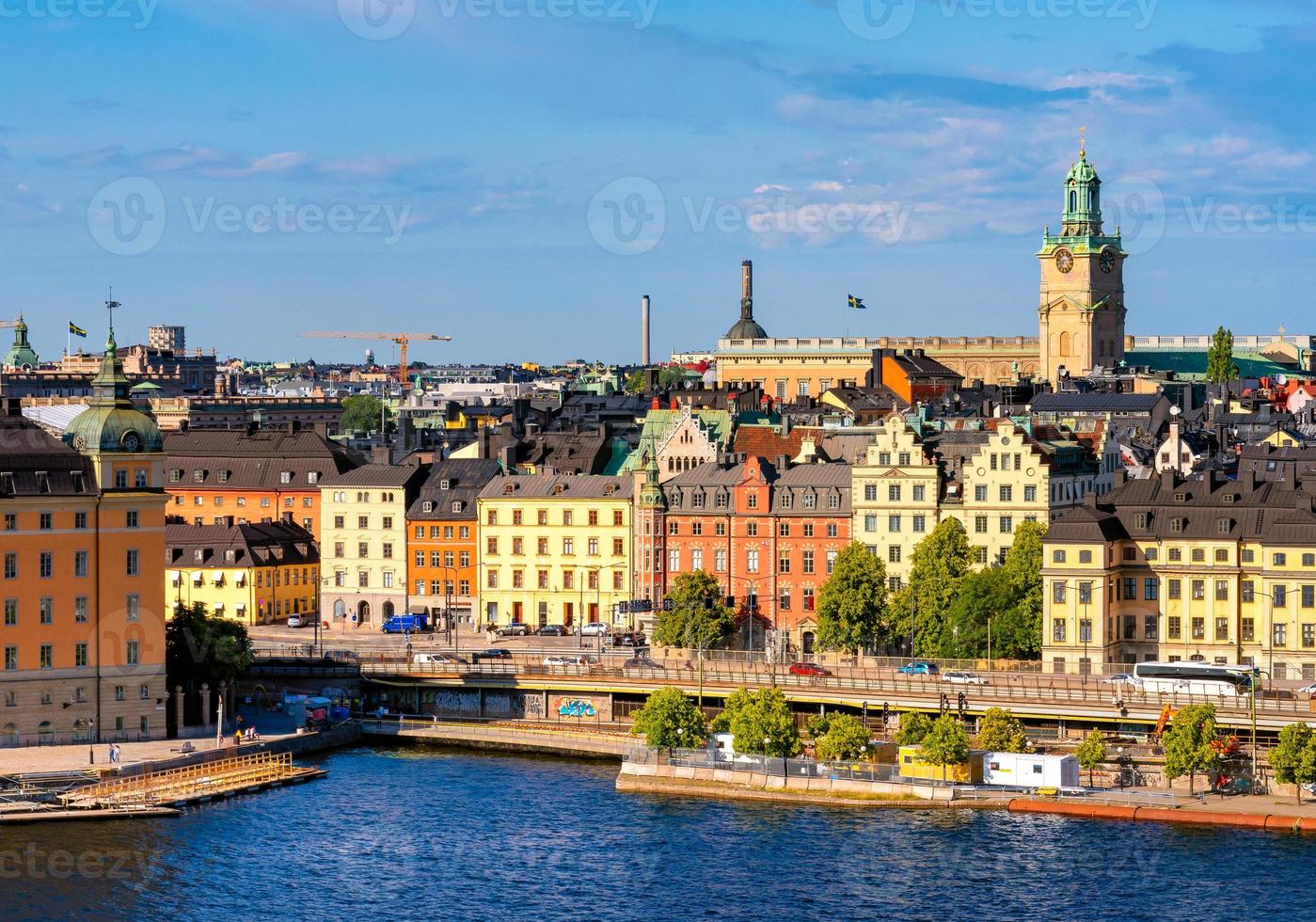 utsikt över stockholms stad över havets hamn under sommarsäsongen i stockholm, sverige foto