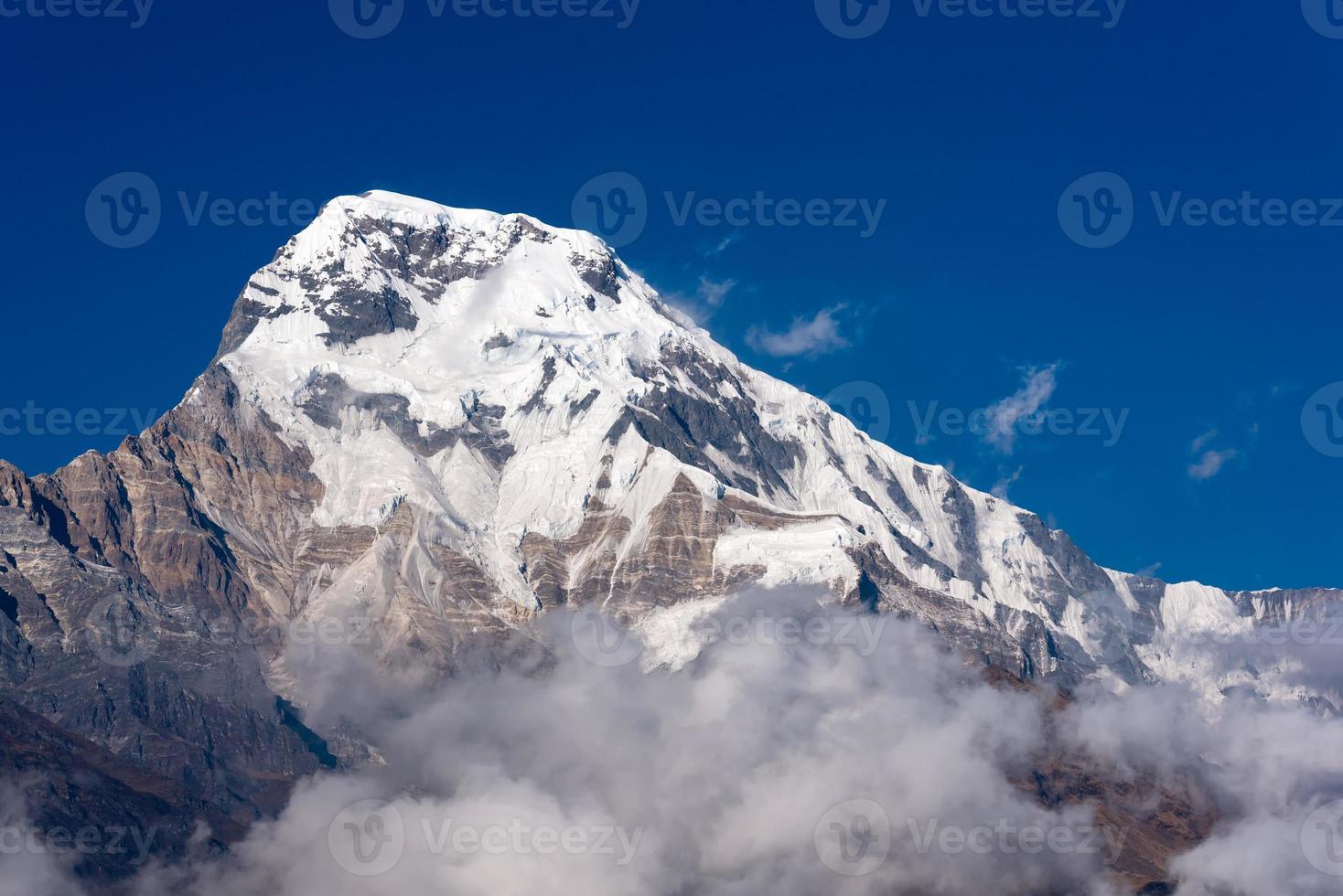 annapurna södra bergstopp med blå himmel bakgrund i nepal foto