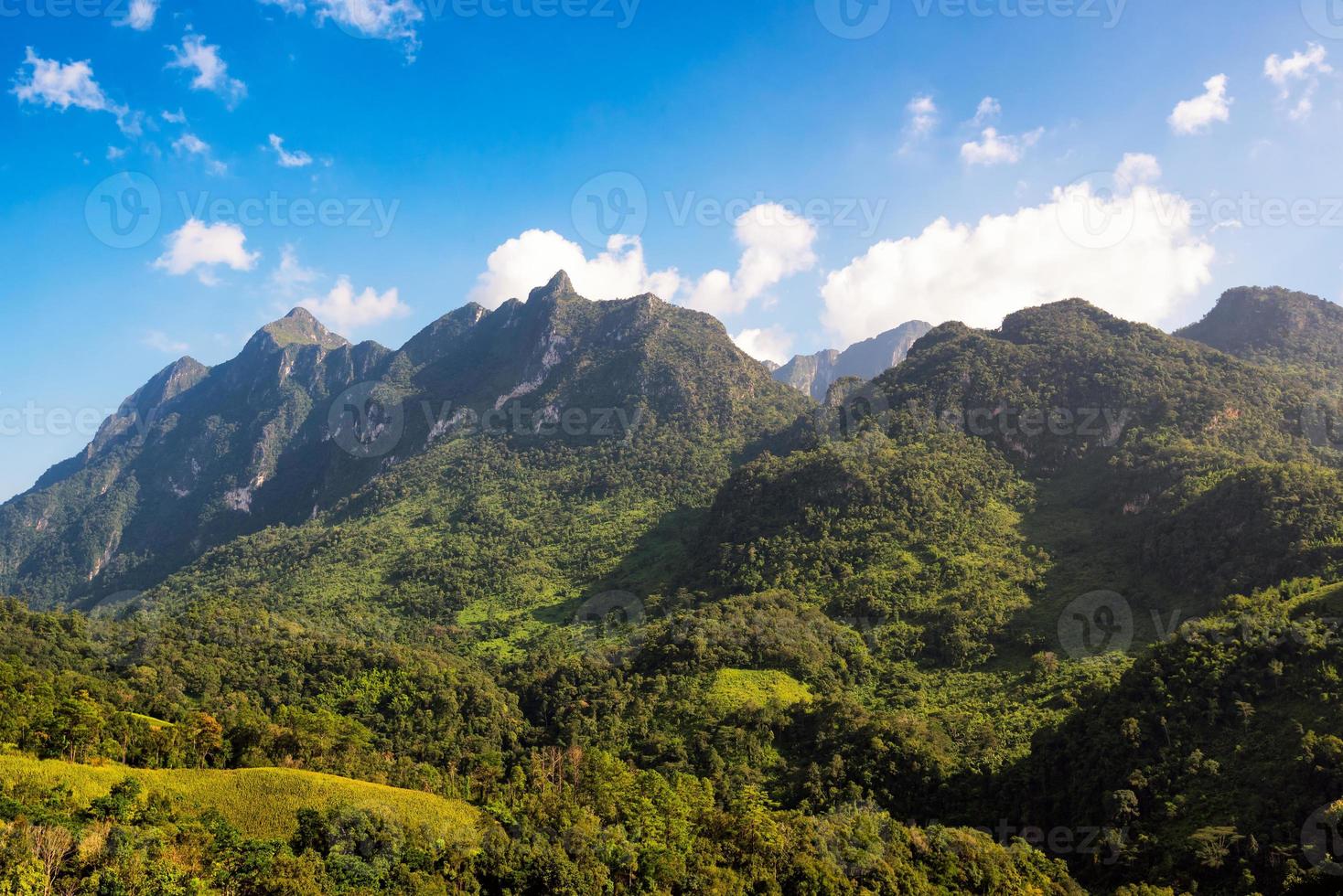 doi luang chiang dao berg med himmel och moln på dagtid, det berömda berget för turister att besöka i chiang mai, thailand. foto