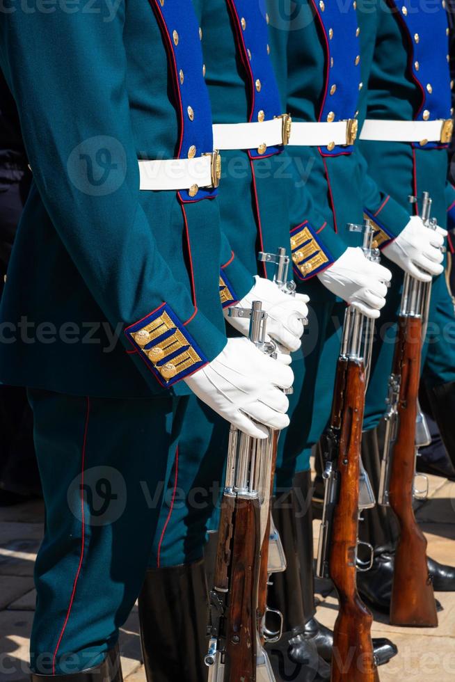 säkerhetsvakt står vid sidan av i raden och väntar på ceremonin paradshow foto