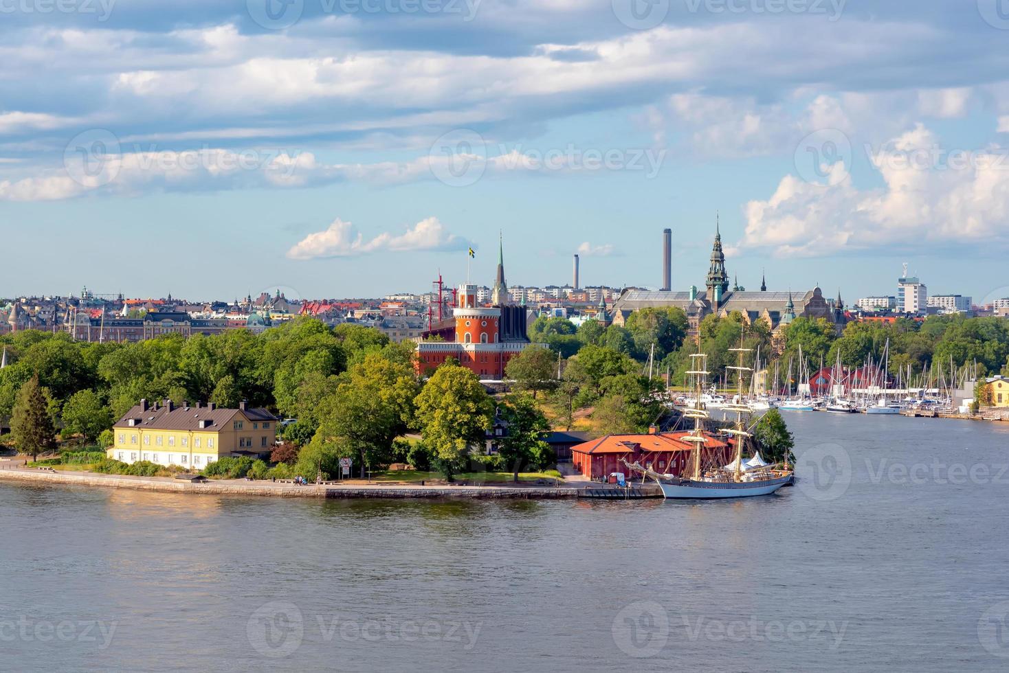 utsikt över stockholms stad över havets hamn under sommarsäsongen i stockholm, sverige foto