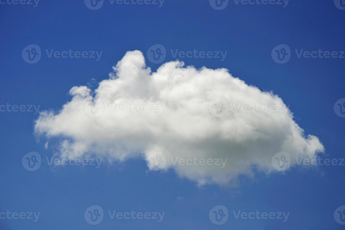 vackra molnlandskap av naturen enda vitt moln bara en på blå himmel bakgrund på dagtid foto