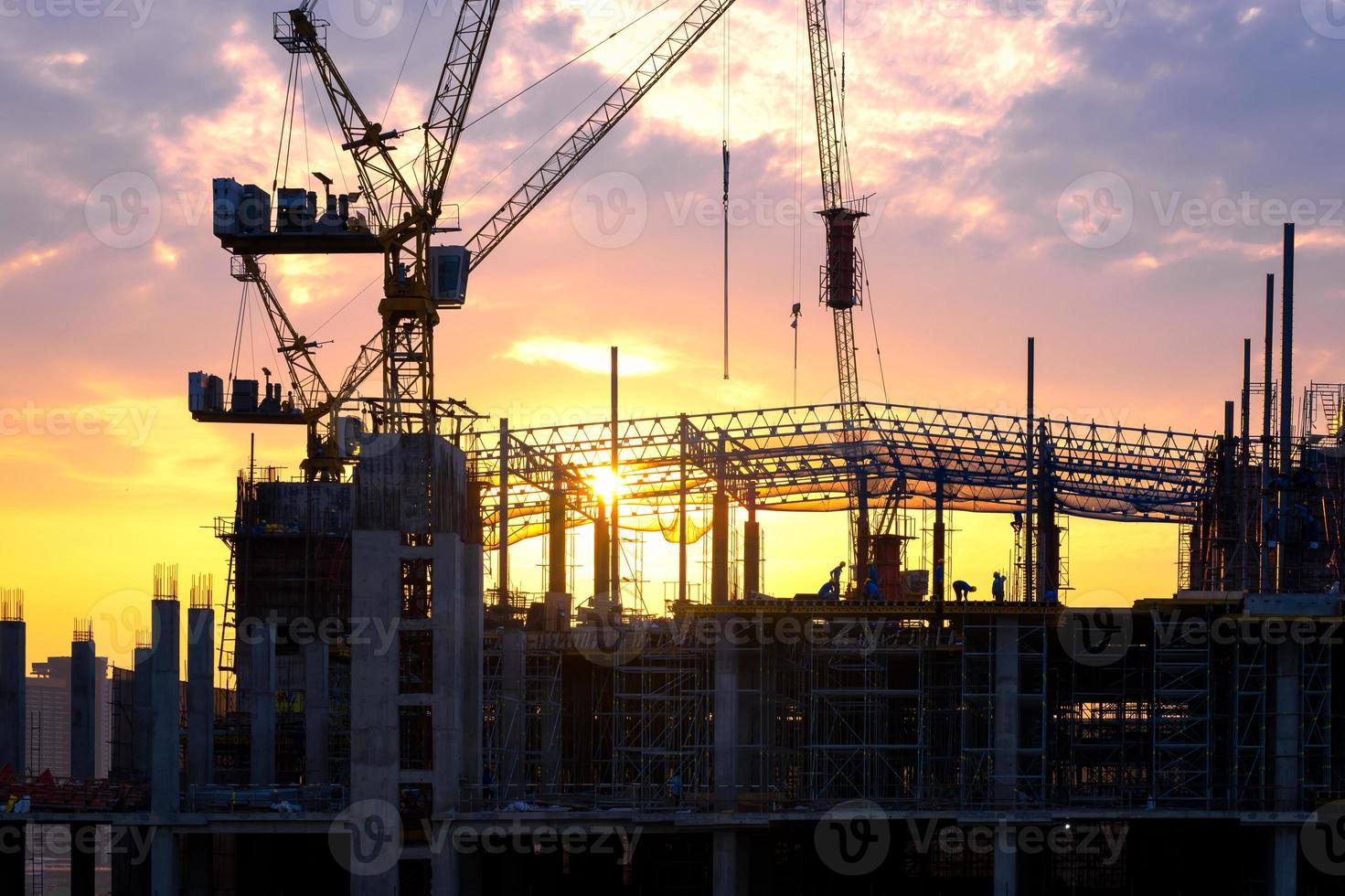 byggarbetsplatsen upptagen i början av att bygga nytt komplext infrastrukturprojekt. foto