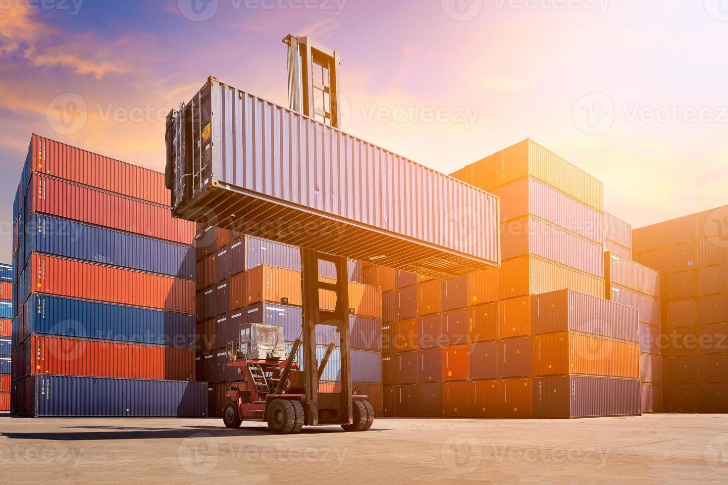 logistisk lastcontainer i skeppsvarvet med lastcontainerstapel i bakgrunden. fotokoncept för global affärssjöfart, logistik, import och exportindustri. foto