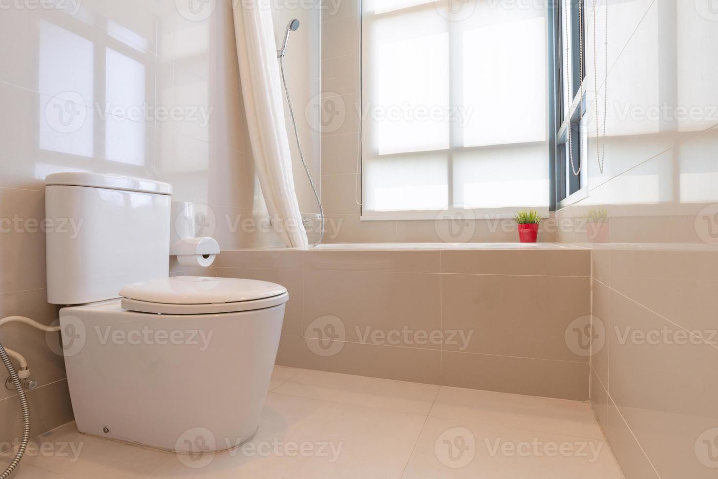 inredning av modern design hem badrum med dusch och toalett foto