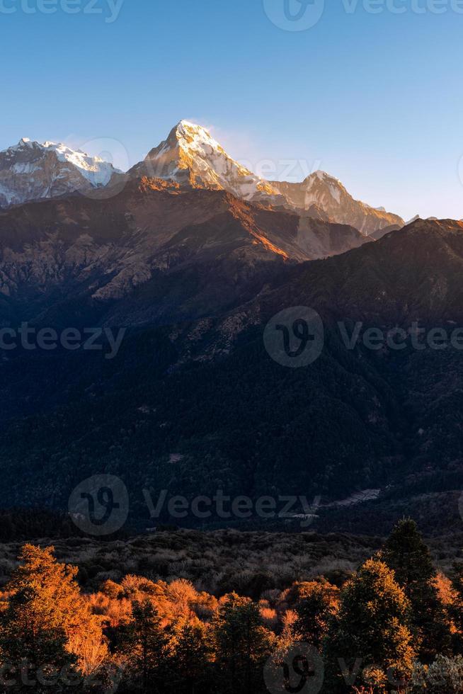 naturvy över himalayas bergskedja vid utsiktspunkten Poon hill, nepal. foto