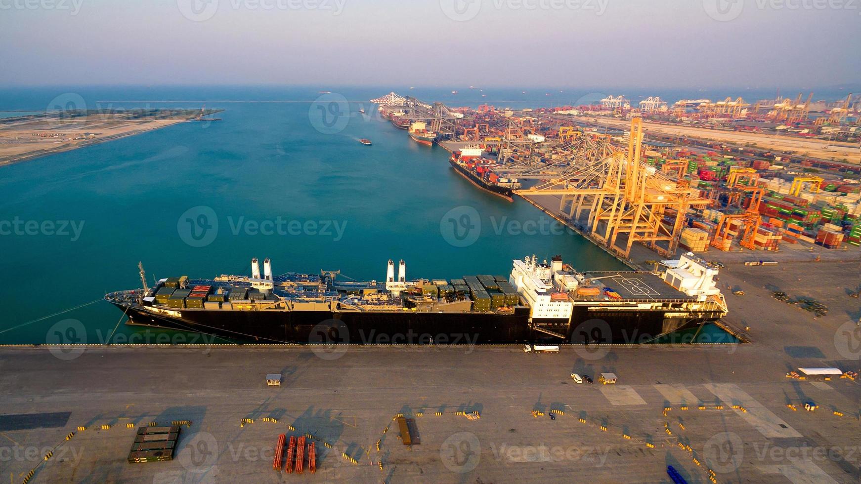 logistiskt containerfartyg på varvet huvudtransport av lastcontainerfrakt. foto