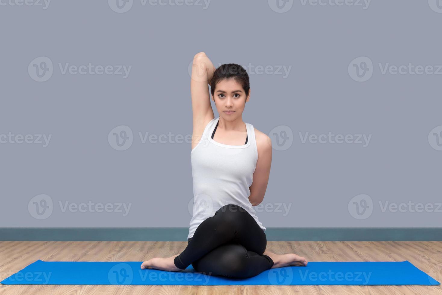 asiatisk kvinna som utövar yogaställning på sportgym, yoga och meditation har goda fördelar för hälsan. fotokoncept för sport och hälsosam livsstil foto