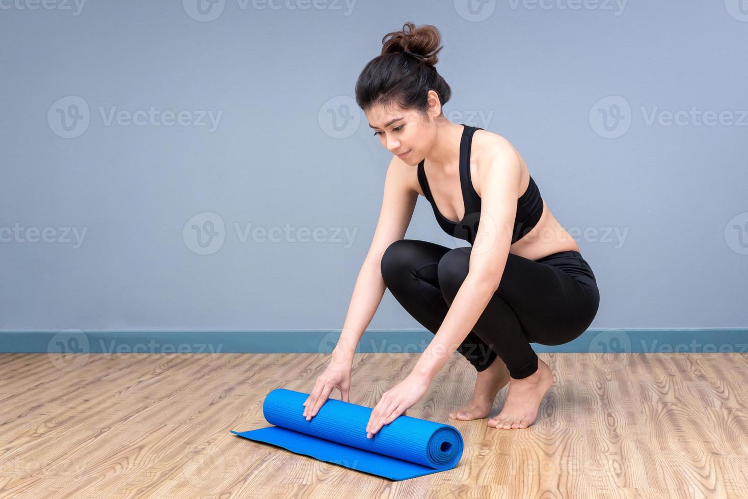 frisk kvinna utövar yoga på sport gym, flicka gör sport inomhus. photo design för fitness sportig kvinna och sjukvård koncept. foto