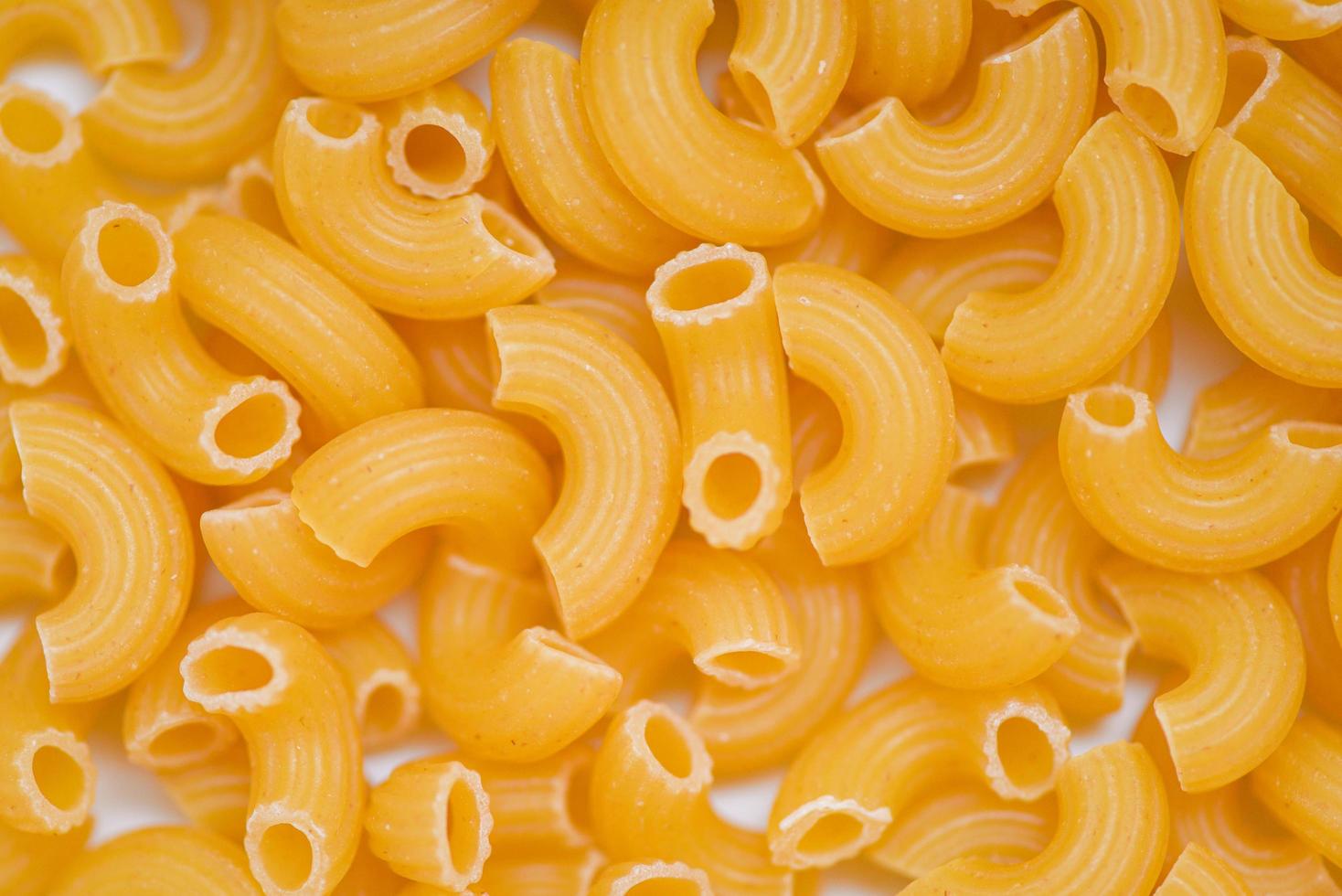 makaroner ovanifrån - närbild råa makaroner okokta läckra pasta eller penne nudlar foto