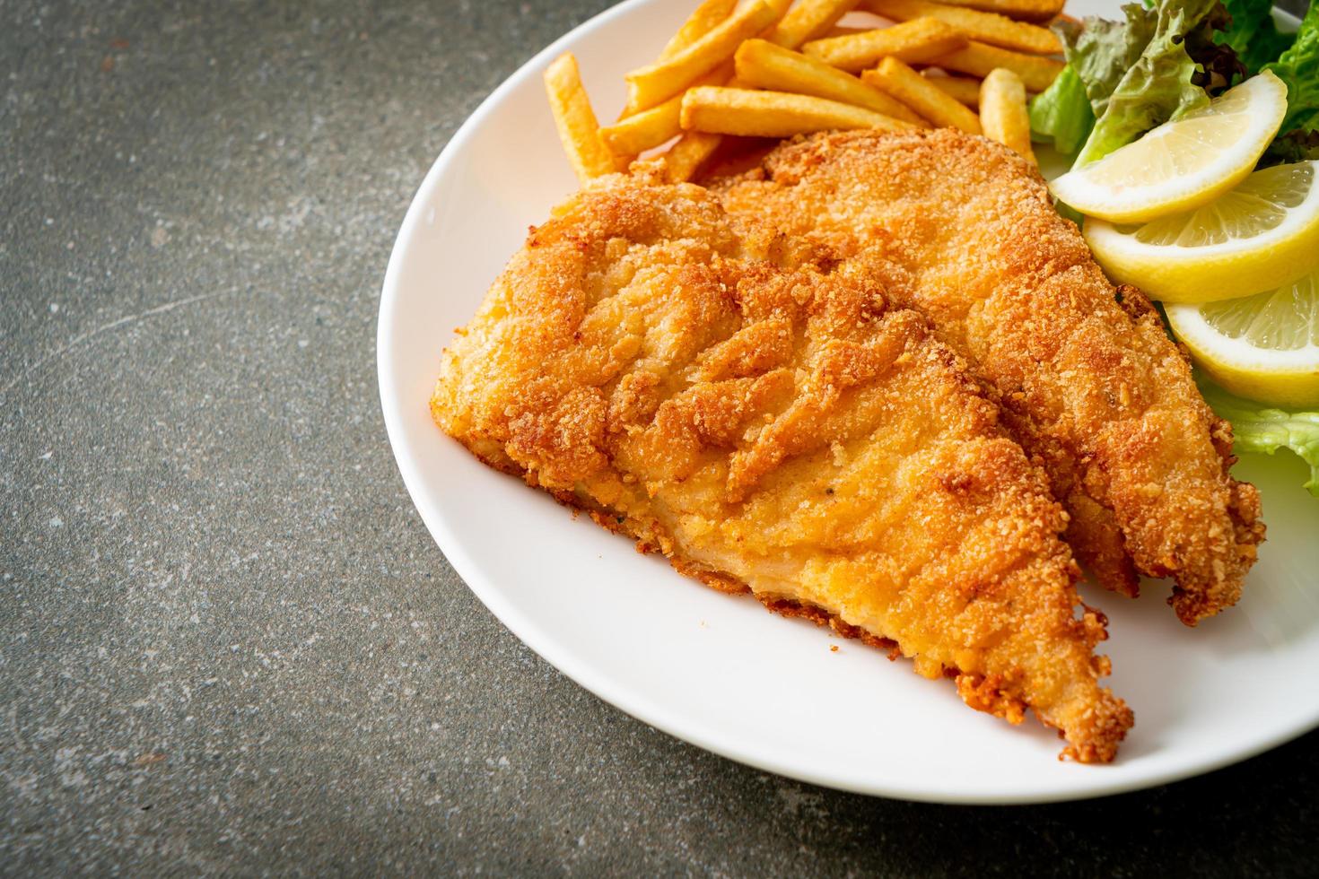 hemlagad panerad weinerschnitzel med potatischips foto