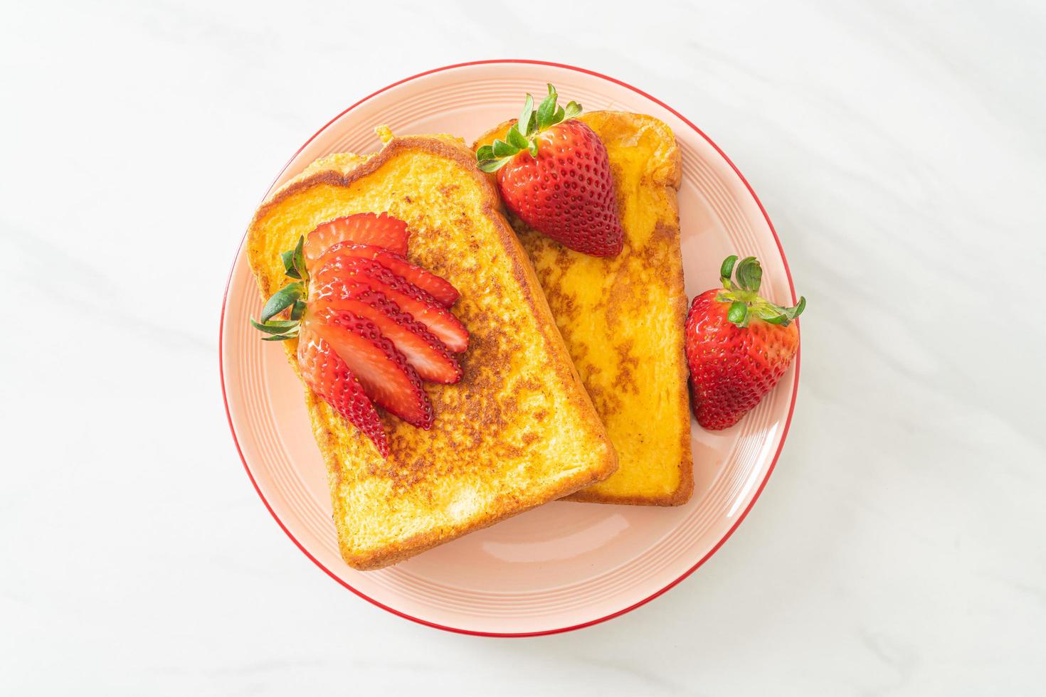 fransk toast med färsk jordgubbe foto