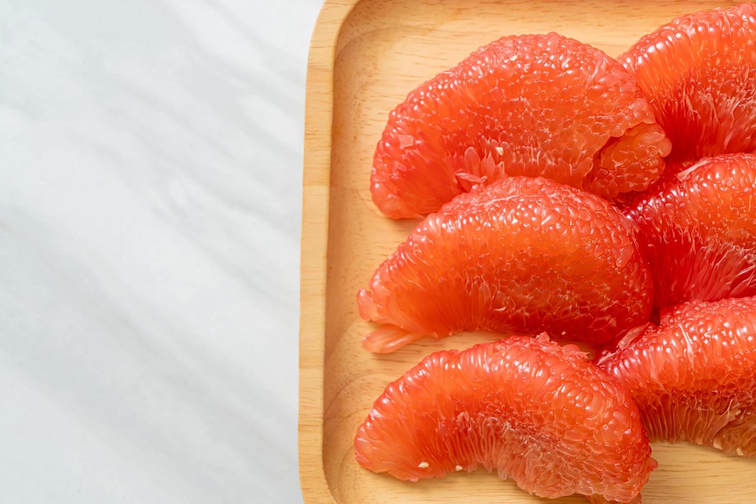 färsk röd pomelo frukt eller grapefrukt foto