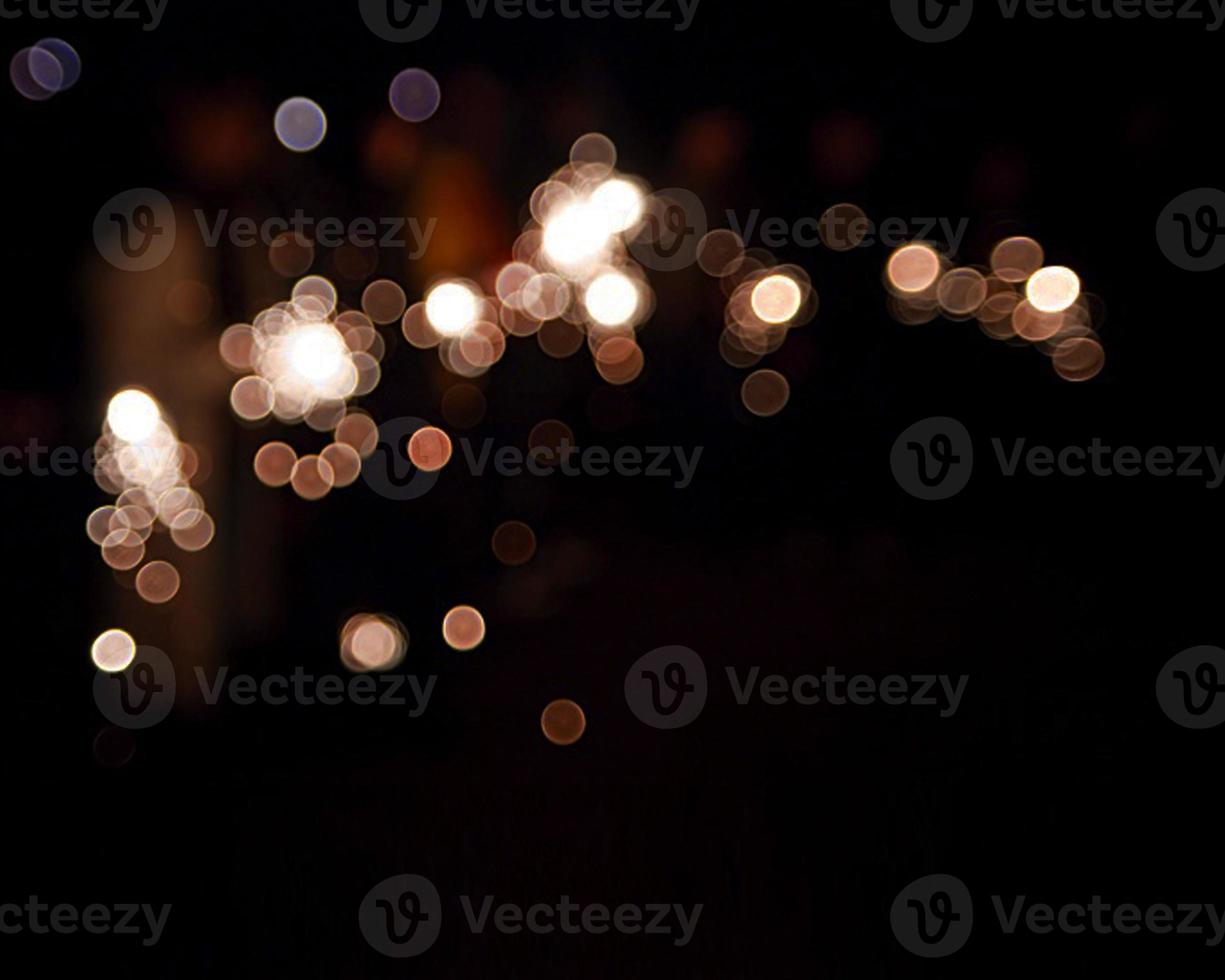 orange oskärpa julbelysning bakgrund. abstrakt ljus ofokuserad oskärpa ljusa prickar svart. foto