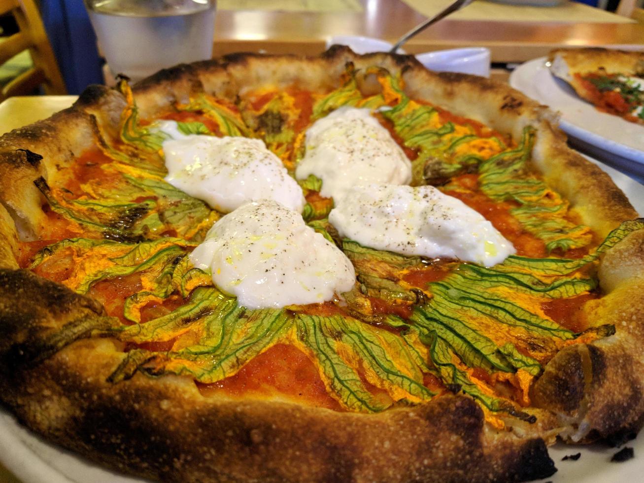 pizza läckra het pepperoni vit matlagning ingredienser tomater med prosciutto och kryddor på trä vit platta. foto