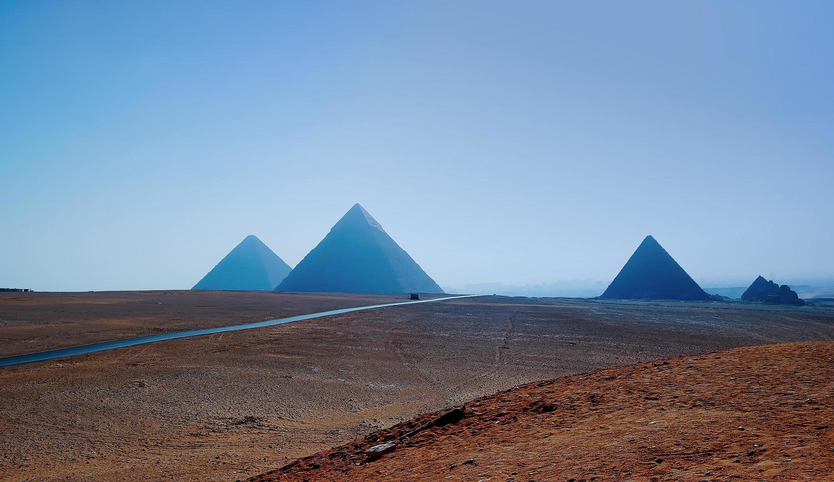 landskap av de stora pyramiderna i Giza i gryningen. kairo. egypten foto