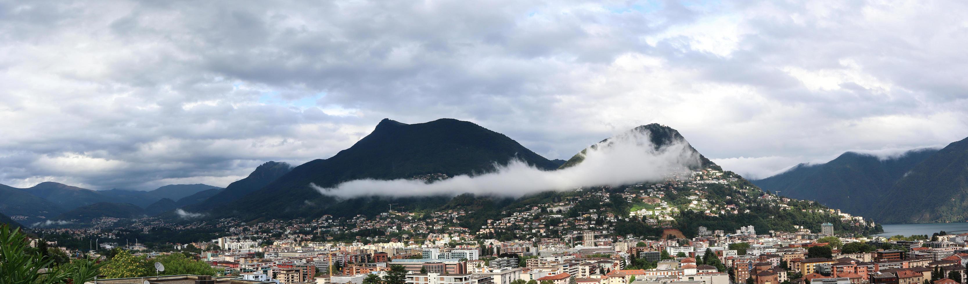 panoramautsikt över lugano sjön. schweiz foto