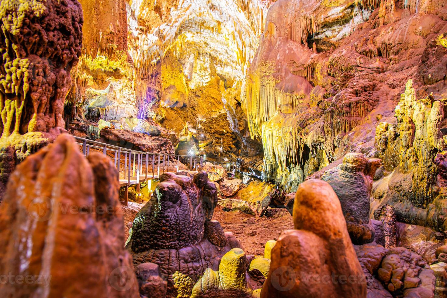 fantastisk utsikt inuti prometheusgrottan utan turister och illuminerade geologiska formationer foto