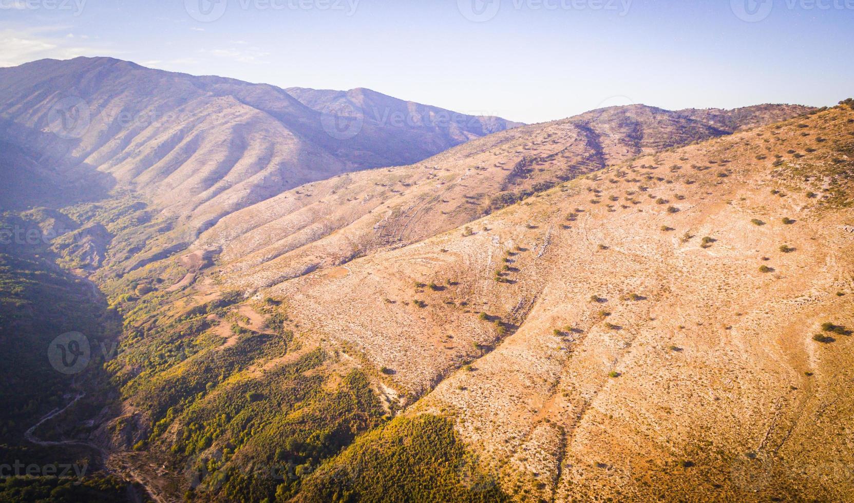 albanien berg på landsbygden foto