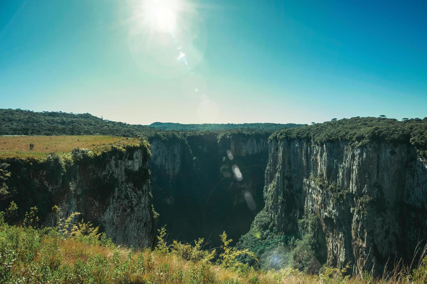 itaimbezinho kanjon med branta steniga klippor på en platt platå och solljus nära cambara do sul. en liten lantstad i södra Brasilien med fantastiska naturliga turistattraktioner. retuscherat foto. foto