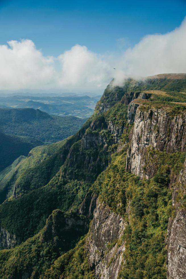 fortaleza kanjon med branta steniga klippor täckta av tjock skog i en molnig dag nära cambara do sul. en liten lantstad i södra Brasilien med fantastiska naturliga turistattraktioner. foto