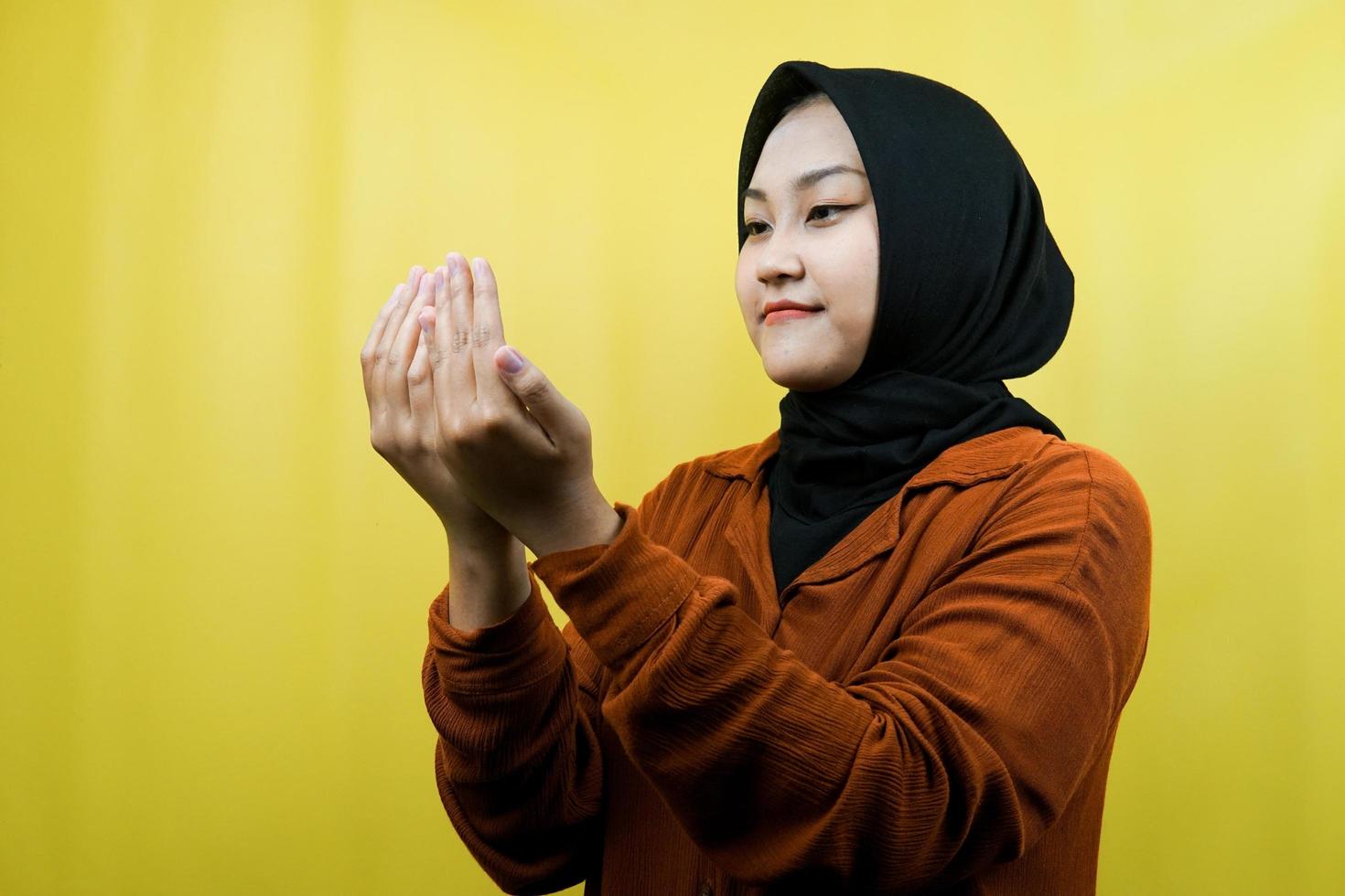 vacker asiatisk ung muslimsk kvinna ber, ber om ursäkt, ledsen, fastar ramadan, islam, isolerad foto