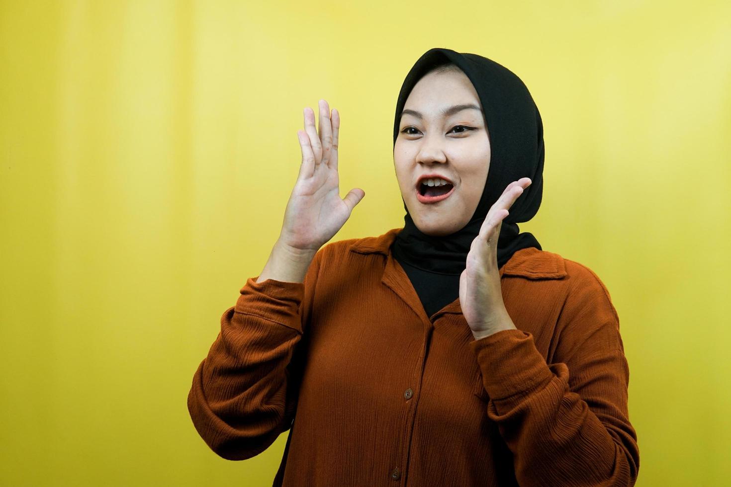 vacker ung asiatisk muslimsk kvinna chockad, förvånad, tittar på ett tomt utrymme som presenterar något isolerat på en vit bakgrund foto