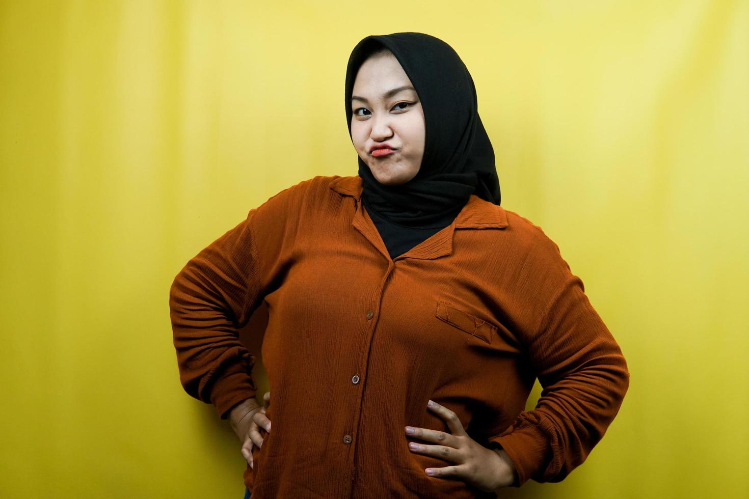 vacker ung asiatisk muslimsk kvinna med argt uttryck, allvarlig, isolerad foto
