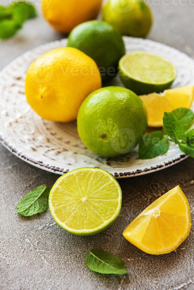 tallrik med citroner och limefrukter foto