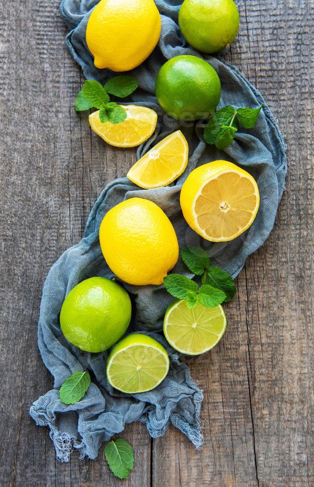 citroner och limefrukter foto