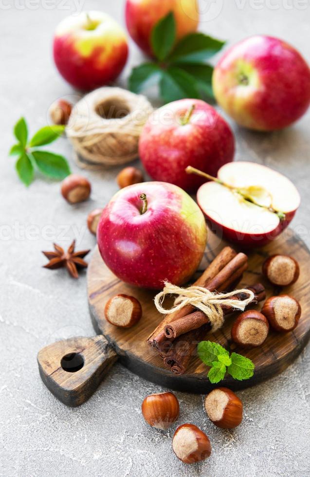 färska äpplen, hasselnötter och kanel foto