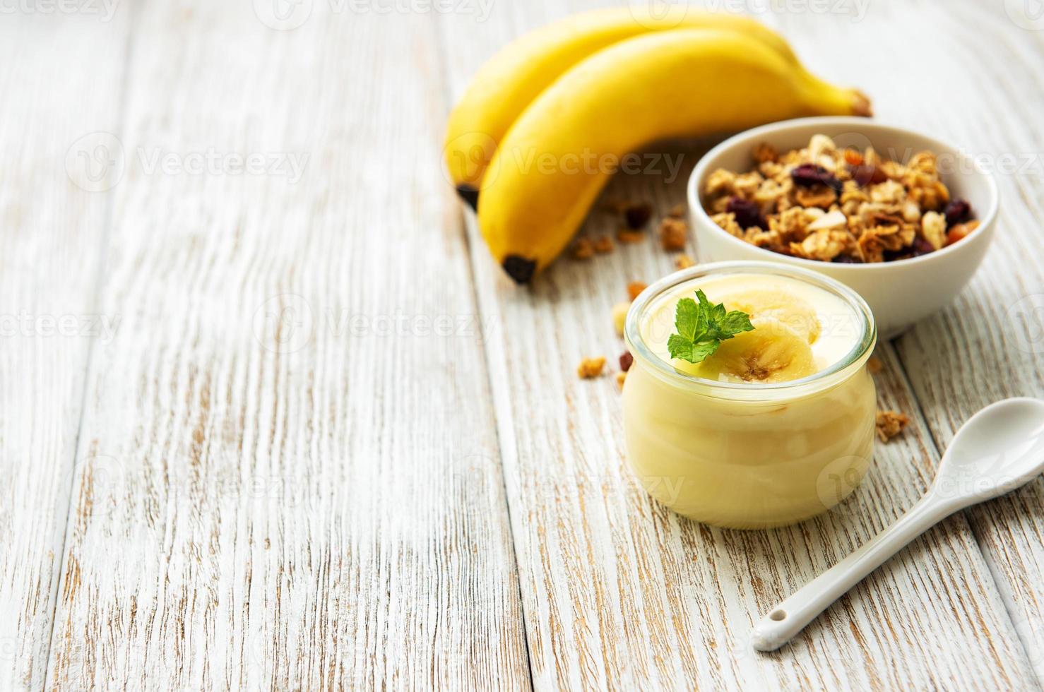 bananyoghurt, granola och färska bananer foto