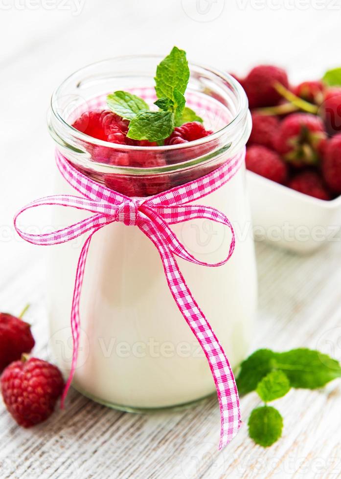 yoghurt med färska bär foto