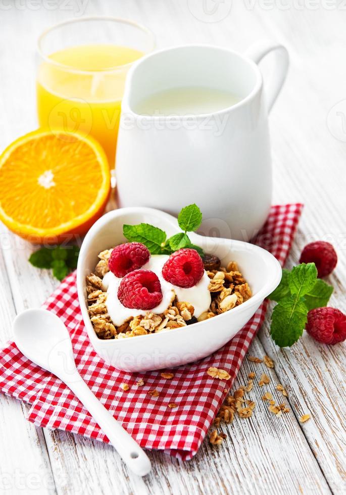 hälsosam frukost på ett bord foto