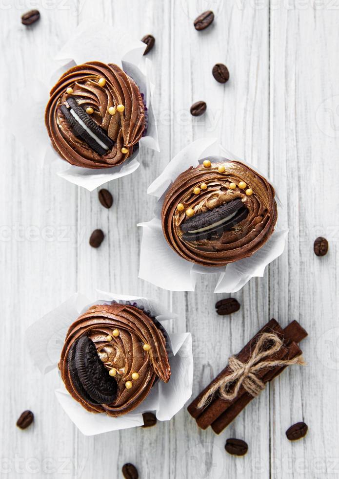 choklad cupcakes på ett bord foto