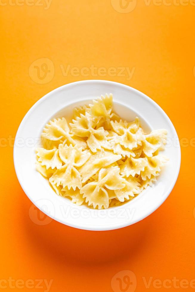 farfalle pasta durumvete bågar bildar måltid mat bakgrund foto