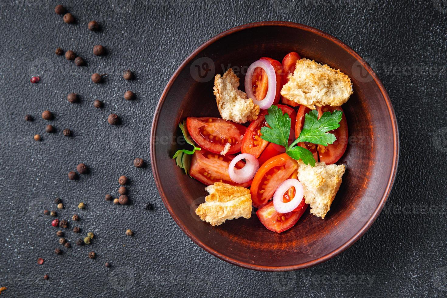 panzanella sallad torkat rostat bröd bröd, tomat, lök måltid mellanmål foto