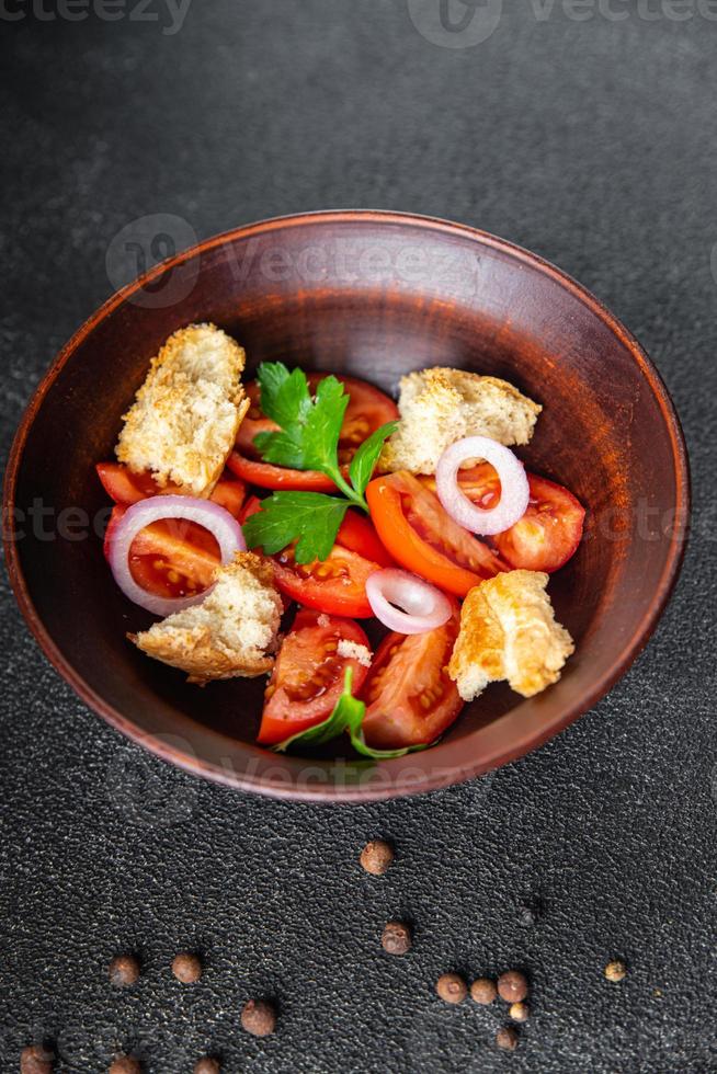 panzanella sallad torkat rostat bröd bröd, tomat, lök måltid mellanmål foto