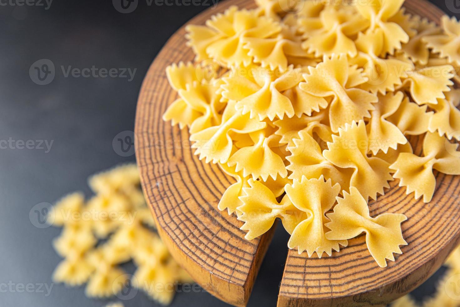 farfalle bågar pasta rå måltid od bakgrund foto