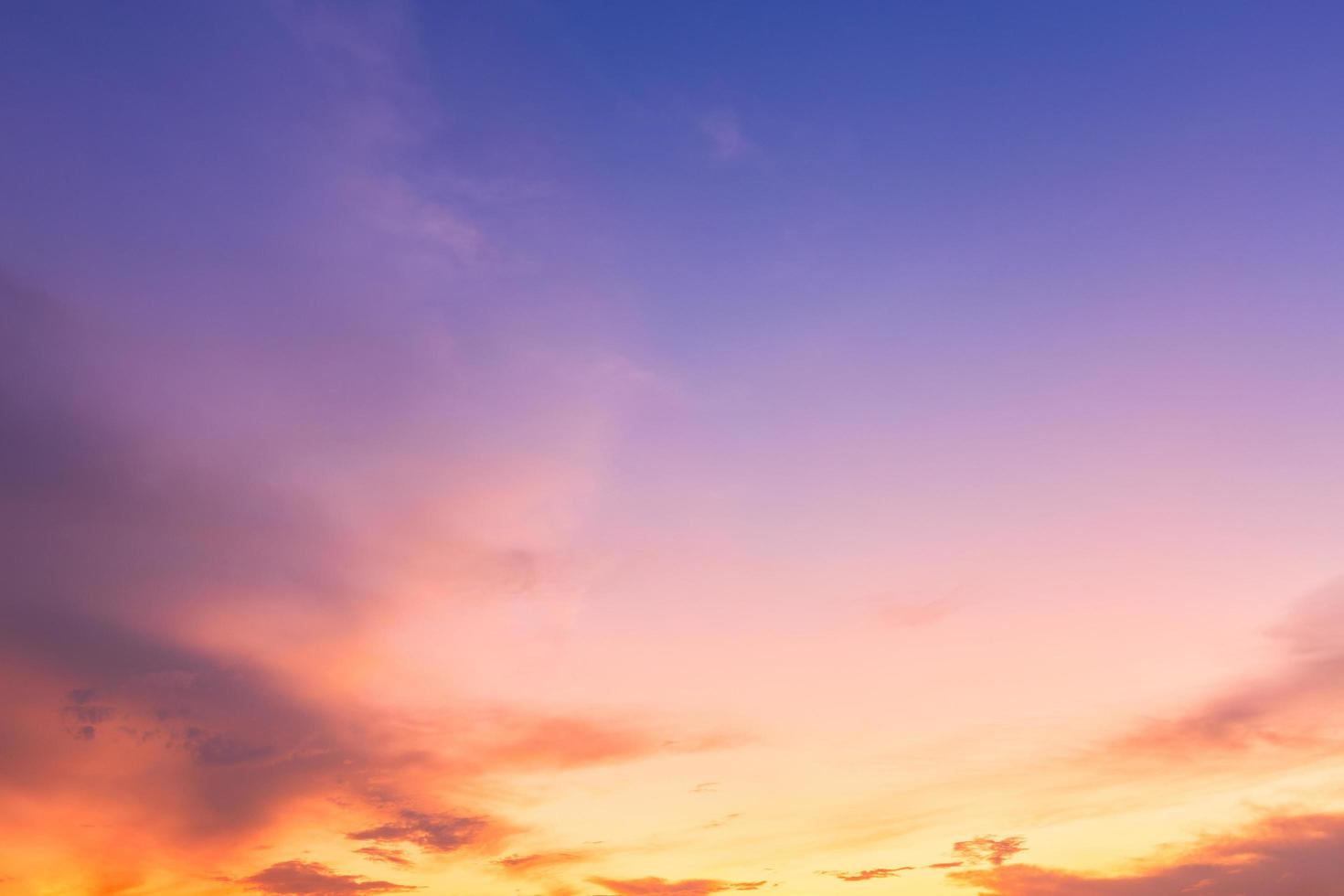 vackra fluffiga moln med kvällssolnedgångbakgrund. foto