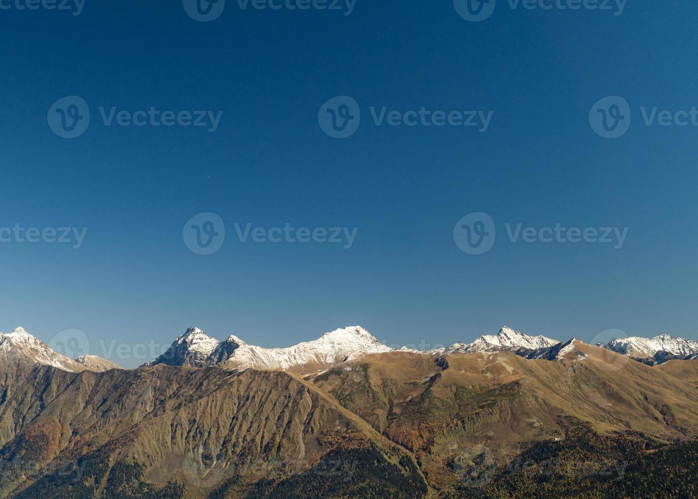 höst i bergen i krasnaya polyana foto