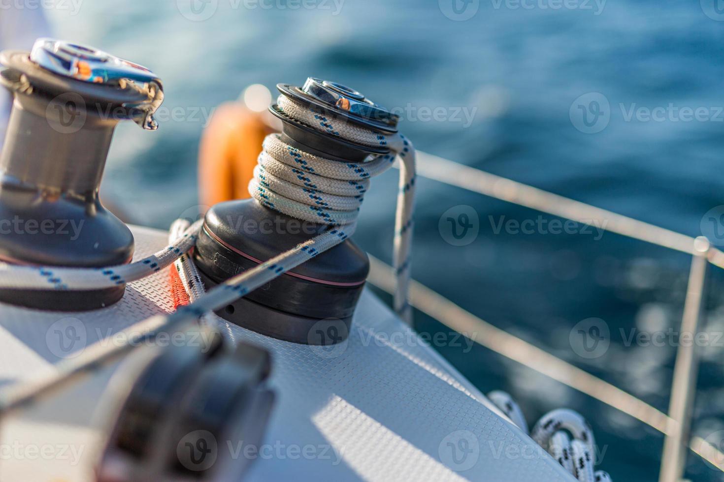 detaljer om seglingsutrustning på en båt när man seglar på vattnet en solig dag foto