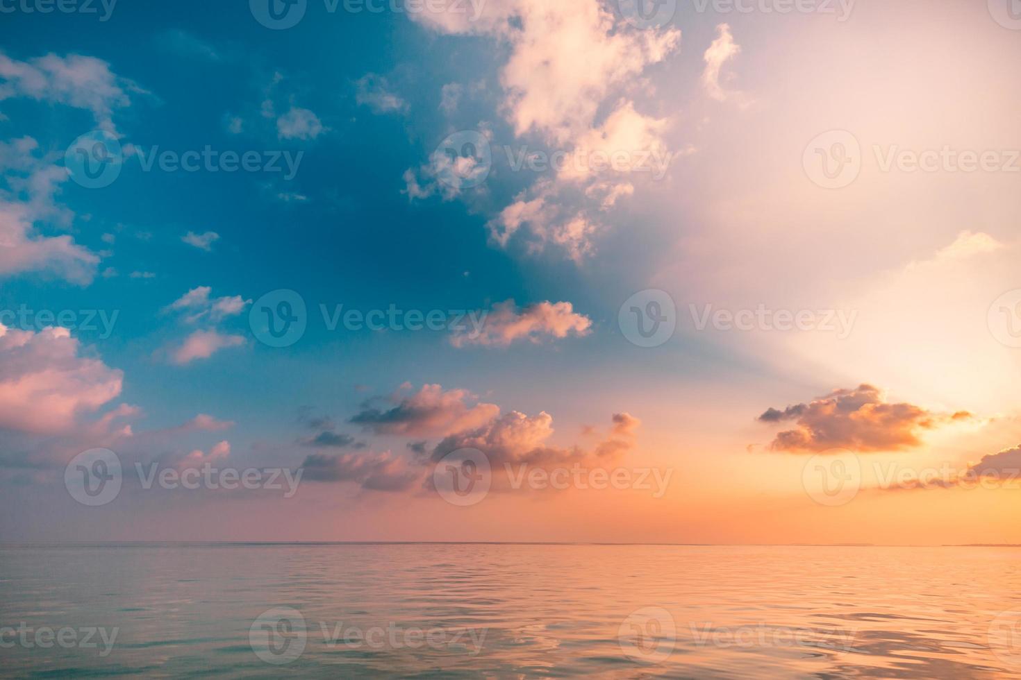 panorama strandlandskap. inspirera tropisk strand havsutsikt horisont. orange och gyllene solnedgång himmel lugn lugn avkopplande solljus sommar humör. semester resor semester banner foto